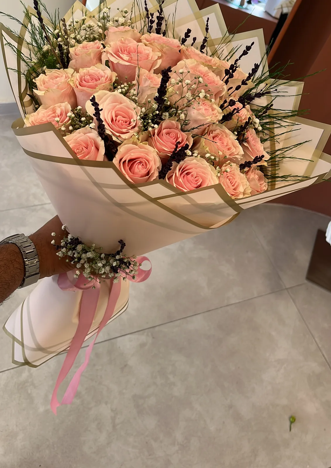 Pembe güller ve lavanta dallarından oluşan zarif buket