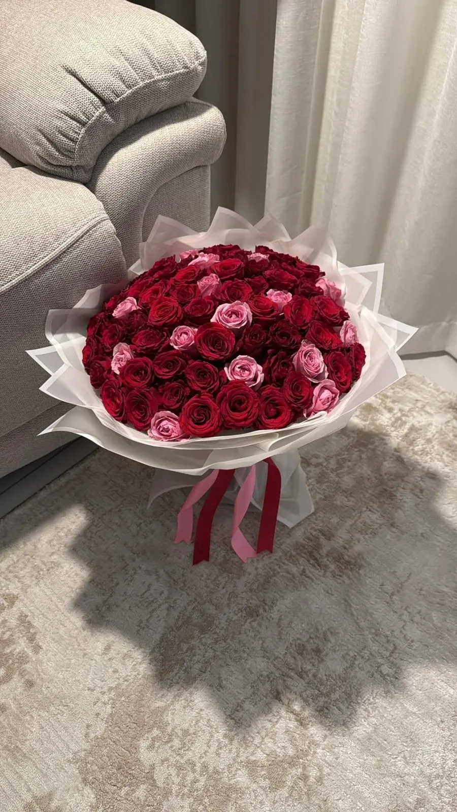 Oturma odasında kırmızı ve pembe gül demeti
