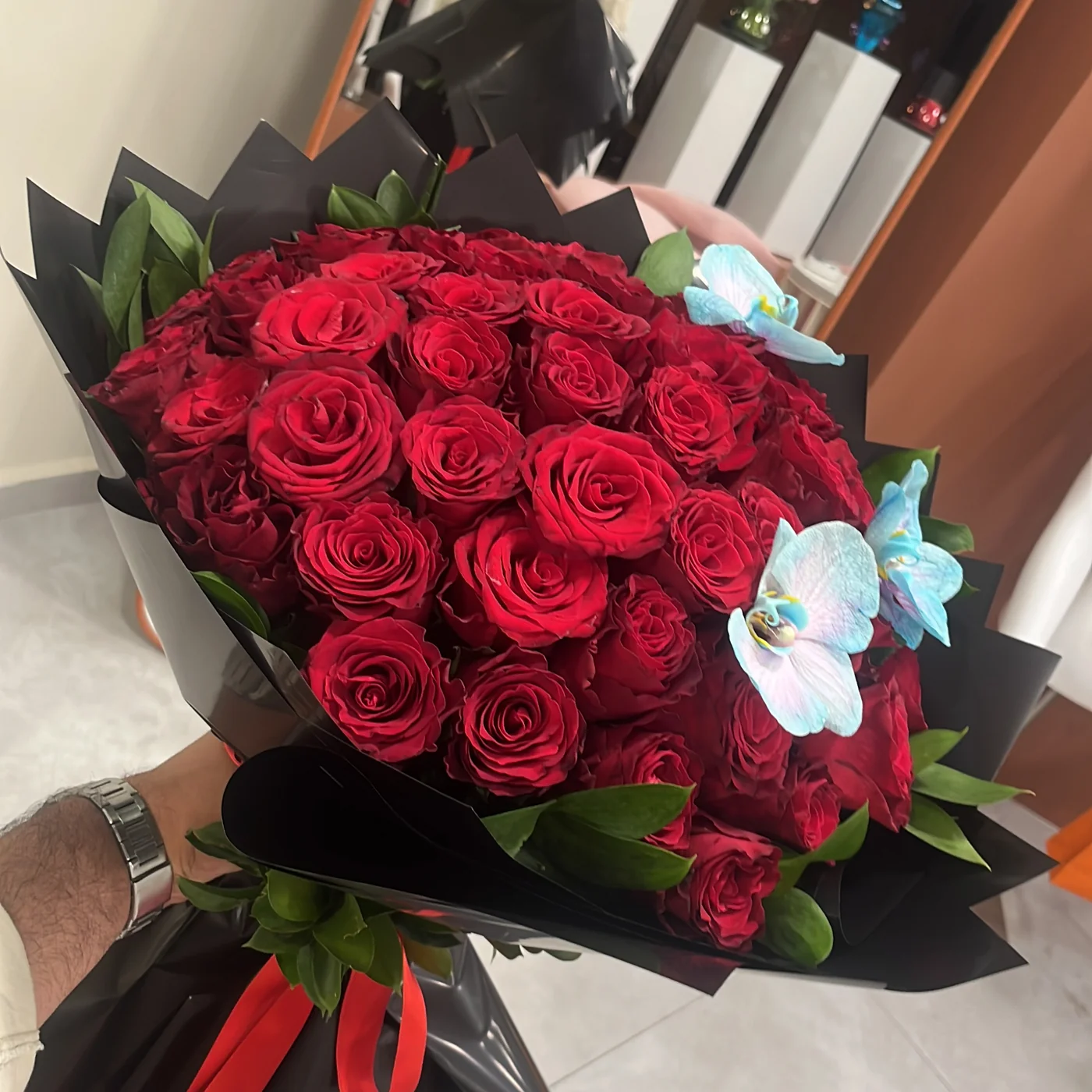 Siyah sargılı kırmızı gül buketi