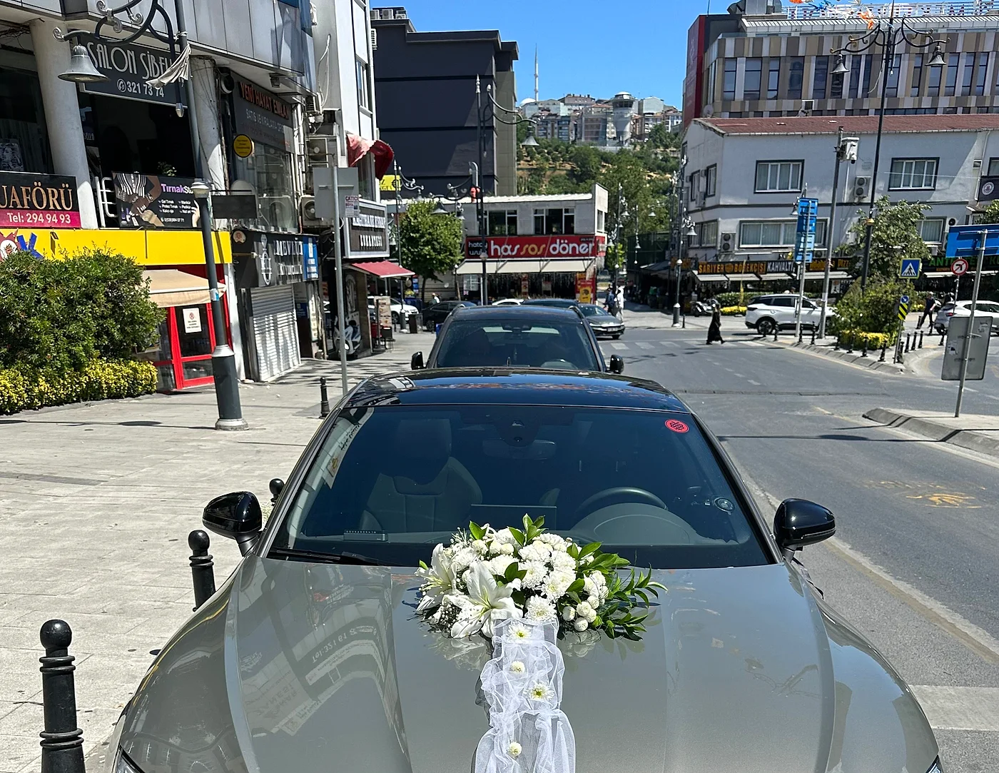 Audi gelin arabası kaputunda beyaz çiçek ve dantel kurdeleli süsleme