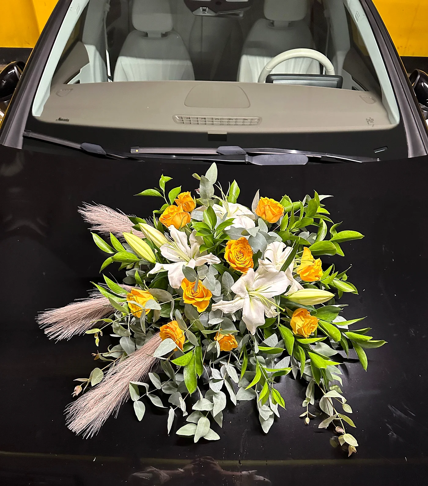 Mercedes gelin arabası kaputunda sarı gül, beyaz zambak ve pampas otundan oluşan süsleme