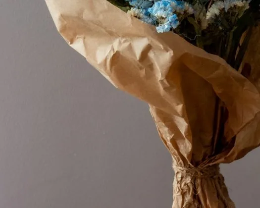 Keten kurdele ve doğal kâğıtla paketleme detayı